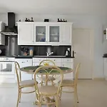 L\'Hacienda, Haut De Villa , Une Chambre Avec Salle De Bain Et Toilettes Wc Privative