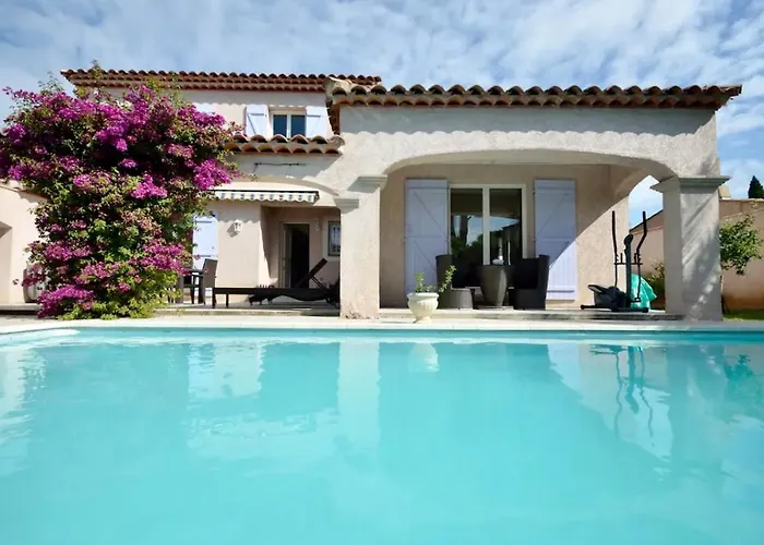 L\'Hacienda, Haut De Villa , Une Chambre Avec Salle De Bain Et Toilettes Wc Privative